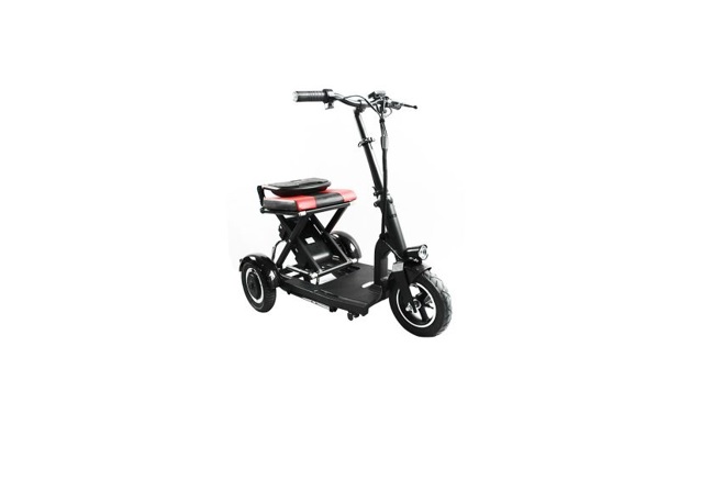 Scooter eléctrico plegable con 3 ruedas neumáticas y motor eléctrico de 300 W trasero. Batería extraíble de ion litio a 36 V. Dispone de 3 opciones de velocidad y marcha atrás. Soporta hasta 100kg de peso.
Está pensado para usuarios con movilidad reducida. Autonomía máxima de 50 km.
Tiene una pequeña plataforma que une la parte delantera, donde se está ubicada la columna de dirección con manillar, y la parte trasera, donde se sitúa el asiento del conductor. El manillar dispone de acelerador, botón de marcha atrás y claxon.
Medidas: 90x55x100 cm.
Ritmos de marcha: 5 km/h - 10 km/h - 15 km/h.
Peso: 22 kg