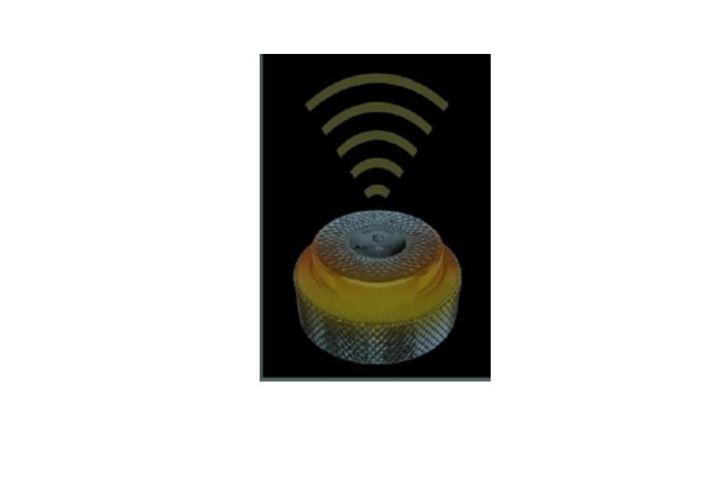 Balizas de emergencia de señalización lumínica para todo tipo de vehículos automóviles. Dispone de luz intermitente de indicación de peligro, de un dispositivo de geolocalización que incorpora una tarjeta SIM 5G soldada e integrada a la placa base y una batería.
Al pulsar el botón SOS empieza a emitir destellos de luz amarilla iniciándose la emisión de datos de geo posicionamiento dirigido a la DGT (entidad nacional encargada del control del tráfico) a través del sistema propio de comunicación que incorpora.
Componentes:
	Tulipa plana en la parte superior con una ventana translúcida. Estructura media plateada. Misma trama que la que usa la tapa de cobertura de la tulipa. 
	Base negra donde se encuentran los botones que activan los tipos de iluminación, el conector de carga USB-C, un indicador LED de estado de carga.
	Módulo NB5G con tarjeta SIM 5G que incluye el módulo GPS.