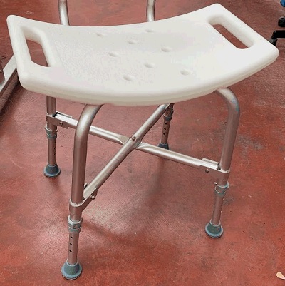 Taburete con armazón metálico y asiento rectangular de plástico. 
Consta de un refuerzo en la zona de las patas, en forma de X, que lo hace apto para personas con un peso superior a 100 kg. Altura regulable. No dispone de respaldo, pero sí de agujeros de drenaje
Se utiliza para sentarse en el baño o en la ducha y facilitar el asiento a personas con dificultades de movimiento en la limpieza personal.
El asiento es de plástico y el armazón de aluminio.