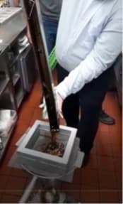 Mezcla de aceites y grasas procedentes de las cocinas de restaurantes. Dicha grasa es un residuo que se genera en las parrillas por diferentes tipos de productos derivados del cerdo, vacuno, etc., siendo imposible diferenciar el % de cada tipo.
El destino final del producto es la fabricación de biocombustibles.