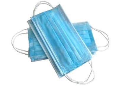Según declaración del interesado se trata de mascarilla quirúrgica confeccionada con tela sin tejer de fibras sintéticas (polipropileno, tres capas) de un solo uso, de forma rectangular, color azul, con gomas para ajuste en ambos pabellones auditivos y tira moldeable en la parte de arriba para un mejor ajuste a la nariz, destinado a usarse en las industrias, para proteger del entorno al usuario y viceversa.
Se utiliza para protección respiratoria. Están destinada a usarse para protección de uso general contra riesgos menores.
Primera capa: Polipropileno (PP)con una densidad de 25 grs/m3.
Segunda capa: Meltblown con una densidad de 25 grs/m3.
Tercera capa: Polipropileno (PP) con una densidad de 20 grs/m3.
Se presenta en cajas dispensadoras de 50 unidades para su venta al por menor y tiene unas medidas de 17,5 x 9,5cm.
El interesado declara que cumple la norma EN14683.