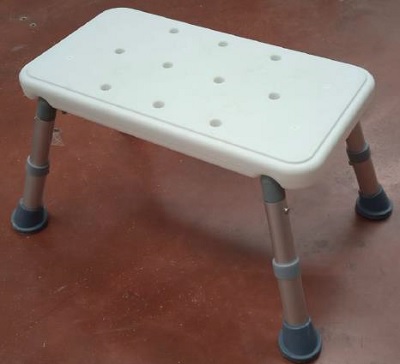 Escalón de un solo peldaño, para baño que se presenta desmontado. Fácil y rápido ajuste de altura, regulable en tres posiciones. Tiene una capacidad de 180 kg y un peso de 1,75 kg. Dispone conteras antideslizantes y de agujeros de drenaje.
Se utiliza para poder acceder a la bañera.
La base es de plástico y las patas de aluminio.
