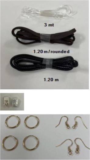 Surtido acondicionado a la venta compuesto por 223 elementos entre los que se encuentran, letras del alfabeto de zinc, perlas, piedras naturales, piedras cerámicas, collares y pendientes de latón, cordones, anillos y pines de acero, piezas de madera y cierres y alfileres, de zinc.
La finalidad principal de este artículo es la de montaje de collares, pulseras, anillos y pendientes combinando las perlas y piedras.
Se presenta en una caja para la venta al público en la zona de señoras.