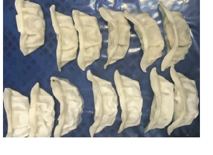 El producto son gyozas de pollo con vegetales. Se trata de pastas alimenticias rellenas. El producto esta cocido, y viene congelado. Tiene un contenido de carne inferior al 20% en peso, y no contiene crustáceos ni pescados. Se presenta en paquetes de 10 unidades para su venta al por menor.
Concebido para uso alimentario.