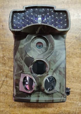 : Cámara fotográfica digital que puede utilizarse en la observación de la naturaleza (animales y plantas), como cámara de seguridad, etc. Se trata de una cámara con sensor CMOS que permite tomar fotografías con resolución de 3, 5 y 12 Mp. de calidad y la grabación de secuencias de video con resolución máxima de 1920 x 1080 pixeles durante un periodo máximo de 60 segundos. En su parte trasera incorpora una pantalla LCD que sirve para visualizar las capturas y para acceder a las diferentes funciones de la cámara. Dispone de puerto USB, ranura para tarjetas SD de hasta 16 GB de capacidad, salida de TV y alimentación externa. En la parte delantera esta provista de flash infrarrojo y de 3 sensores de movimiento que cubren un ángulo de hasta 120º y que activan la cámara cuando un animal o persona entra en la zona de detección. 

Se presenta embalada en caja de cartón conjuntamente con un manual de instrucciones, un cable USB, un cable de salida AV y una correa de tejido.
Se utiliza para la captura de imágenes fijas, o en la grabación de secuencias de video.