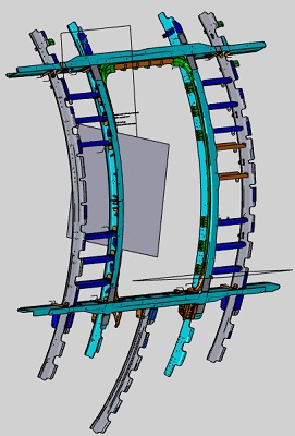 Artículos elaborados con fibra de carbono curada que se presentan en forma de perfiles curvos con rebordes laterales y una serie de huecos y hendiduras y en forma perfiles en ángulo recto con bordes redondeados.
Se destinan a incorporarse en el fuselaje de una aeronave conformando, en su conjunto y una vez montados, la estructura donde se incorpora la puerta de emergencia.