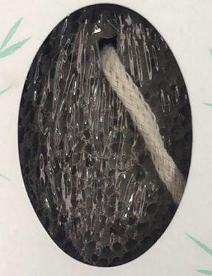Piedra pómez con forma ovalada con un orificio donde se inserta un cordón. Acondicionada para su venta al por menor en envases de una unidad.
Para la eliminación de durezas y/o asperezas de los pies. Su forma ovalada se adapta al contorno de la mano para su fácil uso.