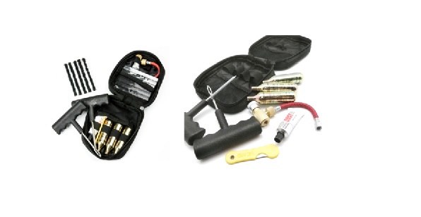 Kit de reparación de pinchazos en neumáticos de motocicleta, sin cámara, consistente en: 
	19 tiras o mechas de caucho que taponan el agujero producido por el pinchazo.
	3 Cartuchos cargados con C02 de 16 g para rellenar de aire la rueda después de ser arreglado el pinchazo,
	Válvula de liberación de C02 y adaptador entre la válvula y el cartucho de C02 para introducir el gas en el neumático,
	Escariador/punzón para agrandar el agujero producido por el pinchazo,
	Punzón aguja con mango en T provisto de ojal para insertar las tiras o mechas de caucho en el agujero producido por el pinchazo,
	Bote pequeño de pegamento para pinchazos. 12 ml con el que se impregnan las tiras o mechas.
	Pequeña herramienta para cortar la parte sobrante de las tiras o mechas una vez insertadas en el agujero producido por el pinchazo.
	Bolsa de transporte de nailon con cremallera.
La válvula de liberación de C02 es de tipo asiento de acero.