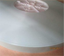 Banda (lama) de aleación de aluminio de 15,25 y 50 mm (ancho) x 0.19 mm de espesor (0,21 mm después del recubrimiento de pintura). Se presenta enrollada en bobinas de 762 m.
Se utiliza en la confección de cortinas venecianas de aluminio.
Aleación aluminio 5052-H19 (Mg, Cr).