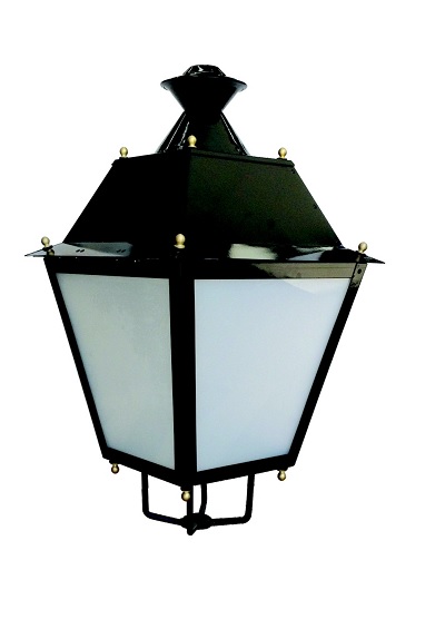 Aparato de alumbrado constituido por una farola fabricada con chapa de hierro y con cuatro protectores laterales de plástico, diseñado para fijar sobre una columna que no se presenta en el momento del despacho. Tiene unas medidas de 410 x 720 mm. Se presenta para su venta al por menor en dos formatos: con una placa metálica, un casquillo y un cable, o con una placa óptica. Y se utiliza para la iluminación de espacios públicos.