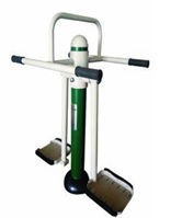 Artículo para gimnasia elaborado, en su mayor parte, con tubos metálicos pintados. No incorpora ningún sistema de esfuerzo regulable. Se instala de marea fija en el exterior (parques, etc.).
Se utiliza para el refuerzo de la función cardíaca y pulmonar, mejorando la circulación y el sistema digestivo. Ejercita la columna vertebral, la cadera y la coordinación general del cuerpo.
Medidas: 1220 x 730 x 1400 mm.