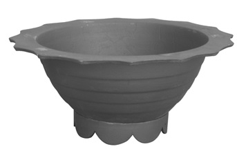 Jardinera de fundición no maleable (fundición gris), obtenida por moldeo, con forma de cono truncado invertido que se presenta para su venta al por menor en dos formatos con medidas de 460 o de 390 mm de altura y un diámetro de 1270 o de 890 mm, respectivamente.