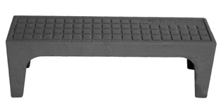 Bordillo de fundición gris dúctil (grafito esferoidal), obtenido por moldeo. La superficie superior es rectangular con unas medidas de 550 x 139 ó 785 x 225; y la altura es de 200 ó 220 mm, respectivamente. Los laterales están recortados en su mayor superficie.