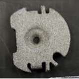 Artículo de forma semicircular con perfil irregular y un agujero en su centro fabricado con polímeros de nylon por tecnología de impresión 3D. 
Según declaración del solicitante se utiliza exclusivamente en un instrumento de diagnóstico in vitro utilizado para la determinación del tipo sanguíneo siendo parte del sistema de entrada de muestras y reactivos del instrumento.
Se presenta en bolsas de plástico transparente con 50 unidades que a su vez se embalan en cajas de cartón que, habitualmente, contienen 15 bolsas.
su función es la de ejercer de tope de un solenoide, que controla un pin metálico de bloqueo de los racks de entrada, para evitar movimientos durante su actuación.