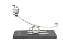 Soporte para sujetar jamones (jamonero). Está constituido por una base de madera lacada y por una parte operativa de metal (acero no inoxidable). Tiene un cabezal giratorio y un sistema basculante. La parte metálica dispone un tratamiento electrolítico para evitar la oxidación y la corrosión.
Presenta las siguientes medidas 50X19,5 cm y un peso de 3.900 gramos.
Se utiliza para fijar un jamón y facilitar su corte una vez fijado convenientemente.
Viene acondicionado para la venta al por menor en formatos de 3 unidades.