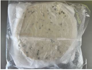 Pan de cebolla con forma redonda y color blanco. Se presenta en panecillos de 100 gramos, que tienen que cocinarse antes de su consumo. Se presenta congelado en caja de cartón, en paquetes de 10 piezas y 10 bolsas por caja.
Concebido para uso alimentario.