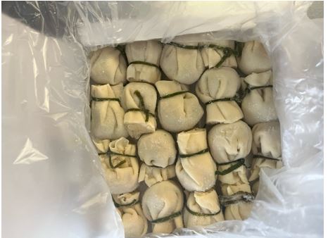 Saquitos congelados de verduras de color blanco y forma redonda. Se presentan en unidades de 25 gramos contenidas en paquetes de 500 gramos y cajas de 5 kilos.
Concebido para uso alimentario.