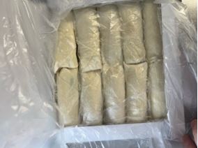 Rollitos de primavera congelados rellenos de verduras, de color blanco y forma alargada. Se presentan en unidades de 25 o 50 gramos contenidas en paquetes de 500 gramos y cajas de 5 kilos.
Concebido para uso alimentario.