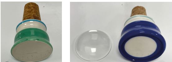 Manufactura de corcho aglomerado en forma de tapón con parte superior de cerámica. Los tapones son personalizados en destino a demanda del cliente.
El tapón puede presentar una pieza de cristal que viene separada para que una vez personalizado se coloque encima de la ceramica.
Se utiliza para cerrar las botellas.