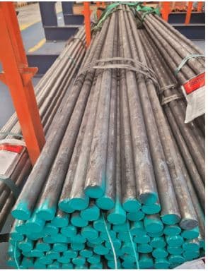 Barras de acero aleado, distinto del acero inoxidable (ver composición) de sección circular constante y maciza en toda su longitud de diámetro comprendido entre 31 y 33 mm, simplemente laminadas en caliente, sin muescas, cordones, surcos, relieves u otras deformaciones producidas durante el laminado, o sometidas a torsión después del laminado, presentadas rectas con una longitud mínima de 4 m hasta 11,8 m.
Se utilizan en la construcción postesado (estructura de hormigón sometida a compresión), principalmente de puentes y edificios.