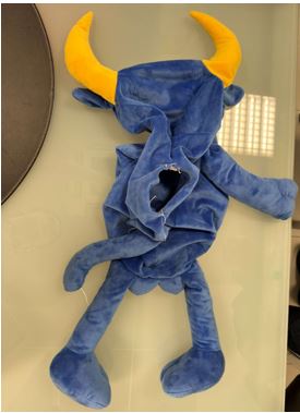 Juguete, peluche con forma de animal.
Juguete para el entretenimiento de niños.
Se presenta relleno en patas y cola y el torso del animal se rellena una vez importado.