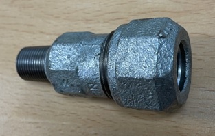 Accesorio de unión de tuberías (racor) de acero por compresión mecánica gracias al aprisionamiento de un tubo liso de acero mediante un anillo metálico abierto que va reduciendo su diámetro mediante el apriete de una tuerca.
Se utiliza en la instalación de tuberías de acero tanto de agua como de gas en las que un enlace se realiza por roscado, macho o hembra y el otro por presión.
Materiales: Cuerpo y tuerca de apriete: Fundición maleable (sin grafito esferoidal) EN-GJMW-400-05, según norma EN 1562; Junta de estanqueidad: NBR; Arandela metálica plana y anillo metálico de compresión: Acero normalizado.
La tuerca de apriete (anillo de presión) dispone de una rosca métrica ISO normal con perfil DIN 13.