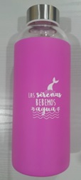 Botella de vidrio reutilizable sin colorear, con una capacidad nominal de 550 ml, dotada con dispositivo de cierre.  Dispone un recubrimiento de silicona de color variado.
Se destina para su uso, como continente de líquidos.
Medidas: Altura 21,5cm, diámetro 7,3cm, peso 330g.