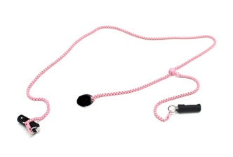 Cadena de eslabones de metal común de adorno y seguridad. Cada uno de los extremos dispone de una pieza para la sujeción de auriculares inalámbricos tipo “Airpods”. Ver fotografía.
Composición 80% hierro 10% latón 5% silicona 5% esmalte.
Sin envase.