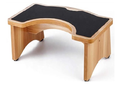 Artículo (denominado reposapiés antiestreñimiento), constituido por una superficie de madera de bambú sostenida por cuatro patas también de bambú. Se utiliza colocando los pies sobre la superficie logrando así que las piernas queden en el ángulo recomendado (35° en relación al torso) que facilita la evacuación intestinal. La superficie de la base tiene una fina lámina de goma (caucho) de color negro que es rugosa y antideslizante, para que los pies no se resbalen.
Se utiliza para mejorar el tránsito y permitir una evacuación indolora. Evita la aparición de hemorroides y flatulencias, y combate el estreñimiento y la hinchazón.
Madera de bambú, y una fina lamina en la superficie de caucho.
Medidas (anchura, profundidad, altura):  44,5 x 25,5 x 18 cm. Se presenta montado.