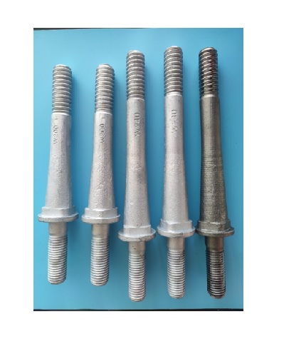 Pieza de acero al carbono con forma de huso cónico fabricada por estampación con acabado galvanizado en caliente, en longitudes de 200, 240 y 285 mm. Los extremos están roscados parcialmente con dos tipos distintos de rosca, disponiendo además de un reborde (cuello separador) circular y una parte cónica. Véase la imagen.
Se utiliza como soporte para aisladores de media tensión, según norma B.23.111 de EDF (Electricité de France).
El extremo superior sirve para anclar el aislador eléctrico mediante un casquillo de nylon que encaja en la terminación tipo NF C66-415 de 25mm de diámetro de la espiga, que no se incluye en la solicitud, y el otro extremo se inserta en la pieza que lo sujeta al poste que soporta la línea eléctrica hasta hacer tope en la base plana circular (parte ancha del cono), lo que permite fijarlo todo por el otro lado mediante una única tuerca que tampoco forma parte de la consulta.
El extremo inferior va roscado con M 24.
El extremo superior va roscado con diámetro de espiga de 25 mm.
Resistencia a la tracción: 563 MPa