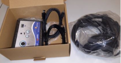 Surtido compuesto por auriculares de casco combinados con un micrófono unidireccional y con cancelación de ruido y una unidad que se conecta al ordenador por medio de un conector USB y que aporta una mayor estabilidad y calidad de audio que una tarjeta de sonido convencional. Los auriculares con micrófono se conectan por medio de un cable a la unidad.

Esta unidad se puede presentar en tres formatos distintos, dos en formato plano y una en formato “pen drive”. Dependiendo del formato puede realizar una serie de funciones adicionales: las de formato plano tienen botones con funciones de acceso directo, control de volumen, un puerto USB adicional, amplificador de micrófono y auriculares, presentan un conector DIN de 5 puntas para conectar los auriculares, etc. En su formato “pen drive” tiene amplificador de micrófono y presenta dos conectores Jack de 3,5 mm. para conectar los auriculares.

Se trata de un producto destinado a instalarse en aulas de aprendizaje de idiomas, que trabaja exclusivamente a través de la red Ethernet a la que deben estar conectados los ordenadores. 

Se presenta acondicionado para la venta al por menor, acompañado de un software específico, en embalajes independientes que incluyen una unidad para conectar al ordenador, un auricular con micrófono y cables de conexión en las versiones con unidad plana y dos unidades para conectar al ordenador y dos auriculares con micrófono en la versión con formato “pen drive”.
Se destina al aprendizaje de idiomas.