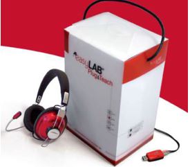 Surtido compuesto por auriculares de casco combinados con un micrófono unidireccional y una unidad con formato de “pen drive” que se conecta al ordenador por medio de un conector USB y que aporta una mayor estabilidad y calidad de audio que una tarjeta de sonido convencional.
Los auriculares con micrófono se conectan por medio de un cable, con regulador de volumen, con dos conectores a esta unidad.
Se trata de un producto destinado a instalarse en aulas de aprendizaje de idiomas, que trabaja exclusivamente a través de la red Ethernet a la que deben estar conectados los ordenadores.  
Se presenta, acompañado de un software específico, en embalajes con diferentes cantidades de auriculares y unidades de entrada en función del número de puestos que se deseen instalar.
Se destina al aprendizaje de idiomas.