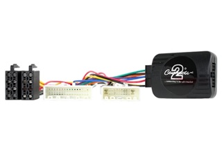 Aparato eléctrico formado conectores, específicos para el vehículo en el que se van a instalar, y una caja que incorpora una placa electrónica unidos entre sí por medio de un cableado.
 
Este artículo se utiliza para la recuperación del control desde los mandos del volante de las funciones del aparato de radio del vehículo cuando este se sustituye. 

También se puede presentar con conectores para recuperar el control de la cámara del vehículo.