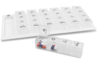 Pastillero semanal fabricado en plástico polipropileno (PP). Está formado por una base que hace de función bandeja donde se encajan 7 compartimentos extraíbles (uno por cada día de la semana) divididos a su vez en cuatro apartados para las dosis de la mañana, mediodía, tarde y noche. Estos apartados están separados, provistos de su propia tapa y con un dibujo que indica el momento del día al que corresponden. Medidas de la bandeja 22.5 x 12.5 x2.5 cm, cada compartimento extraíble 10 x 2 x 2.5 cm. Peso 160 g.
Artículo de transporte y organización de medicación para los 7 días de la semana y a su vez en cada día por mañana, mediodía, tarde y noche.