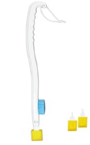 Cepillo para pies con mango largo. Dispone de un cabezal con esponja extraíble y de un cepillo en un lateral. 
Mide 68 cm de largo y pesa 112 g y viene montado.
Se utiliza para facilitar y hacer más cómoda la higiene de aquellas personas que sufren problemas de movilidad y no pueden agacharse hasta llegar a los pies.
El mango es de polipropileno, la esponja es de espuma de poliuretano y el cepillo es de nailon.
Se presenta para su venta al público con dos recambios de esponja.