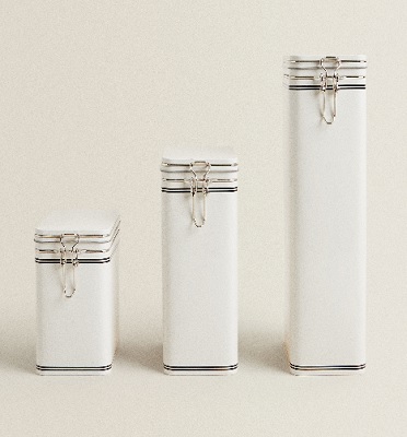 Artículo de uso doméstico con una composición mayoritariamente de hierro.
Se presenta en tres tamaños diferentes, de altura 15, 22 o 32 cm y con un ancho de 12 cm y 7,5 cm de profundidad.
Se utiliza como bote para la cocina, es hermético y dispone de tapa cubitera para enfriar bebidas.