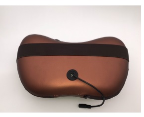 Cojín masajeador ergonómico, compacto, portátil y con calor. Forma rectangular, con cuatro cabezales de masaje con movimiento rotatorio. Produce calor mediante infrarrojos. Incluye: cojín masaje, adaptador CA para el hogar, adaptador CC para el coche y manual de instrucciones.
Cojín de masaje con calor. El movimiento de sus cabezales simula un masaje a presión y el calor producido mediante infrarrojos ayuda a la circulación sanguínea y al alivio de dolores musculares. Gracias a su forma se puede aplicar en cervicales, lumbares, cuádriceps, gemelos, brazos, abdomen, glúteos.