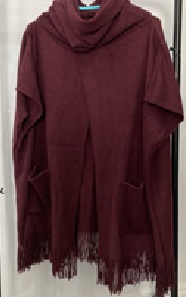 Poncho confeccionado en tejido de punto con fibras acrílicas para mujeres. Dispone de abertura frontal y lateral para los brazos y de un bolsillo en cada lateral para más comodidad. Para poder vestirlo se ha de introducir por el cuello, no pudiéndose abrir por la abertura frontal. Se presenta en 4 colores (granate, beige, negro y gris). Está concebida para ser llevada encima de otra prenda. Tiene unas dimensiones de 80 X 65 cm.
Se utiliza como prenda de vestir.
100% acrílico.