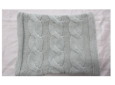 Artículo confeccionado (braga) de punto por su cara exterior y con tejido de pelo suave en su interior, similar a una bufanda cerrada. No elástica. Talla única Tiene unas medidas de 35X35 cm.
Se utiliza como prenda de abrigo, calentando la zona del cuello.
50% acrílico, 50% poliéster.