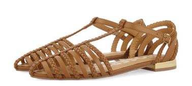 Zapato de mujer, tipo sandalia, con suela sintética y parte superior de cuero, no cubre el tobillo dejando el talón al descubierto y el tacón tiene una altura inferior a 3 cm. Está constituido por tiras. Longitud de plantilla  igual o superior a 24 cm.
Se utiliza como calzado para mujer.
Cuero.