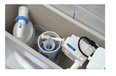 Equipo para la automatización de la descarga de cisternas de WC, permitiendo regular los litros a gastar en cada descarga. Se compone de dos partes, una se monta en el interior de la cisterna del WC y la otra es un sensor que se ubica fuera de la cisterna para activar las descargas del WC.
En el interior de la cisterna se sitúan:
	Muelle universal: compatible con tubos de descarga con Ø interior entre 12 y 50 mm.
	Conjunto motor: toma el control del muelle universal y permite la subida y la bajada del tubo de descarga. 
	Caja de baterías: caja estanca que aloja en su interior 4 baterías tipo C y
	Parte de la electrónica.
Fuera de la cisterna se sitúa el sensor inalámbrico: elemento que permite activar a distancia el dispositivo de descarga situado en el interior de la cisterna, sin necesidad de tocar ningún botón o pulsador, funciona con 3 baterías tipo AAA.
Está preparado el equipo para enlazarse con un smartphone para lo que es necesario descargar una APP especifica.
La descarga de la cisterna se produce al acercar la mano al sensor situado en el exterior a una distancia comprendida entre 5 y 12 cm.
Se presenta acondicionado en cajas de 325 X 240 X 75 mm.
Peso sin pilas: 700 g.
