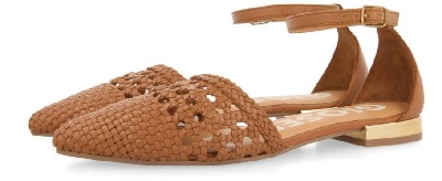 Zapato de mujer, tipo sandalia, con suela sintética y parte superior de cuero, cubre el tobillo con una tira con cierre dejando el talón al descubierto y el tacón tiene una altura inferior a 3 cm. Está constituido por tiras que se cruzan y dispone de hendiduras. Longitud de plantilla igual o superior a 24 cm.
Se utiliza como calzado para mujer.
Cuero.
