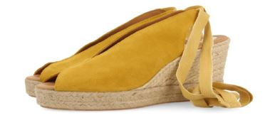 Zapato de mujer, tipo sandalia, con suela sintética y parte superior de cuero, la cuña está hecha de yute. No cubre el tobillo dejando el talón al descubierto y el tacón tiene una altura superior a 3 cm.  Dispone de una hendidura en la parte de los dedos y en el empeine. Longitud de plantilla igual o superior a 24 cm.
Se utiliza como calzado para mujer.
Cuero, sintético, yute y tiras de textil.