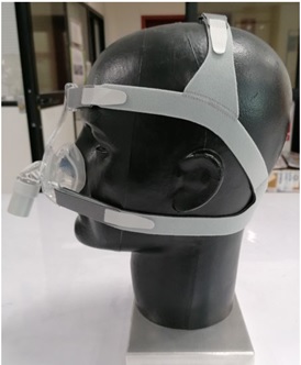 Arnés que permite sujetar la mascarilla facial de los aparatos CPAP (Presión positiva continua) a la cabeza del paciente. El arnés está compuesto por diferentes materiales (laminado textil, cierre y anilla de plástico).
Sujeción y ajuste de mascarilla facial de equipos CPAP para ventilación mecánica no invasiva.