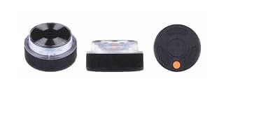 Radio baliza de emergencia en carretera para vehículos automóviles. Dispone de luz intermitente de indicación de peligro (9 LED color ámbar tráfico con intensidad superior a 40 candelas y visibilidad 360º con destellos entre 0,8 y 2 Hz), un dispositivo de geolocalización GPS, un transmisor de telecomunicaciones 4G, tres pilas LR6 AA e imanes de neodimio para la fijación de la baliza a la carrocería del vehículo. El cuerpo de la baliza es de plástico.
Al activarse la baliza esta empieza a emitir destellos de luz iniciándose la emisión de datos de geo posicionamiento dirigido a la DGT (entidad nacional encargada del control del tráfico) a través del sistema propio de comunicación que incorpora.
DIMENSIONES DEL DISPOSITIVO:
	Diámetro: 91,98 mm
	Altura: 46,94 mm
	Peso del dispositivo: 0,2 kg (baterías incluidas).