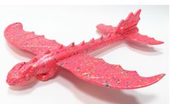 Juguete de plástico, avión. Dispone de doble ala, e imita a un dragón. Planea.
Cuatro colores: azul, rojo, verde y amarillo.
Dimensiones: 490 x 120 x 480 mm.
Fácil de montar y de desmontar.
Se destina al entretenimiento de los niños.
Polipropileno expandido.
Se presenta desmontado para su venta al público.