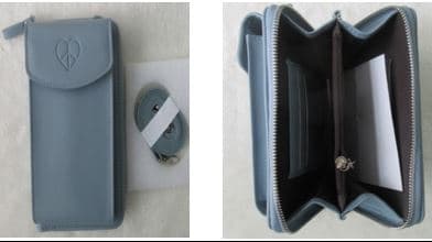 Bolso con superficie exterior de hojas plástico.  Dispone de cierre por cremallera y asa bandolera de cordón. Incorpora un tarjetero interior y en el centro tiene un bolsillo con cierre de cremallera para guardar monedas. Dispone de compartimento para guardar el móvil. No está hecho a mano. Se lleva colgado en bandolera con un asa del mismo material que se encuentra en el interior del bolso que se enganchan con mosquetones al bolso. Disponible en  varios colores (uno por referencia).
 Medidas: 18, 5 x 4,5 x 11cm.
Se utiliza para guardar el móvil, así como otros objetos de pequeñas dimensiones.
100%PU (poliuretano)