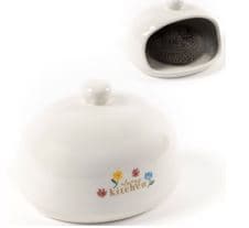 Articulo de uso doméstico consistente en un reposa estropajo de porcelana.
Se utiliza para colocar el estropajo o bayeta.
Porcelana