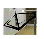 Cuadros de bicicleta fabricados en fibra de carbono con resina epoxi que según declaración del solicitante pueden incluir algún pequeño accesorio de material diferente (por ejemplo, remaches de aluminio para poder roscar los porta-bidones).
Estos cuadros en su cara externa han sufrido un tratamiento de superficie que se corresponde con un recubrimiento de barniz con carga mineral.
Se presentan embalados en cajas de cartón que contienen dos unidades embolsadas individualmente y separadas por una plancha también de cartón. 
Según declaración del solicitante se trata de cuadros originarios o procedentes de China y se importarán en cantidades inferiores a las 300 unidades por mes.
Se destina a la fabricación de bicicletas.
