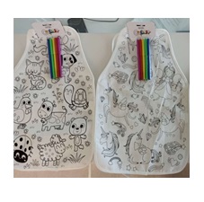 Delantal confeccionado en tejido no de punto, para niños y niñas, con fibras sintéticas mayoritariamente. Dispone de asas de color para poder ceñirla, cerrarla. Incluye 5 rotuladores que no se clasifican con la prenda de vestir, se clasifican por separado.
  
Dimensiones: 32 x 47cm.
El delantal se utiliza como prenda de vestir una vez que se han coloreado los dibujos que incorpora.  Es para niños, no es una prenda de trabajo.
Composición: 65% poliéster, 35% algodón.